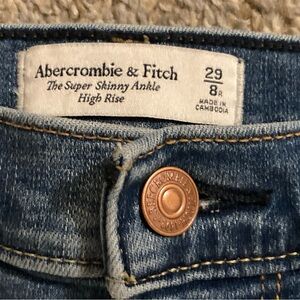 Abercrombie & Fitch Women's Blue Skinny Jeans (size 29/8R)
